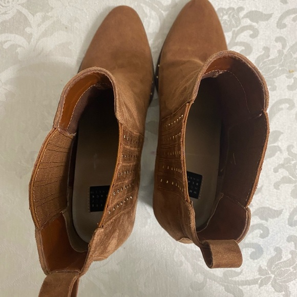 -- WHITE HOUSE BLACK MARKET Heidi Gore Ankle Boot size 9 - Picture 5 of 9